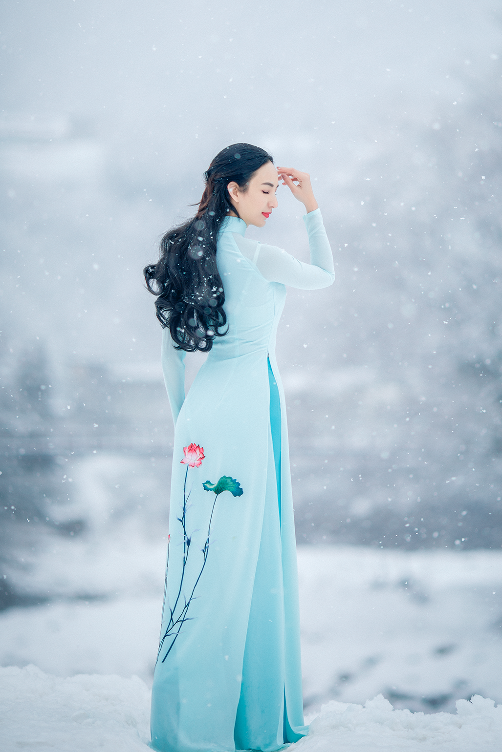 Hoa hậu Du lịch Việt Nam 2008 Phan Thị Ngọc Diễm chụp ảnh với áo dài truyền thống giữa trời tuyết trắng xóa ở Nhật Bản